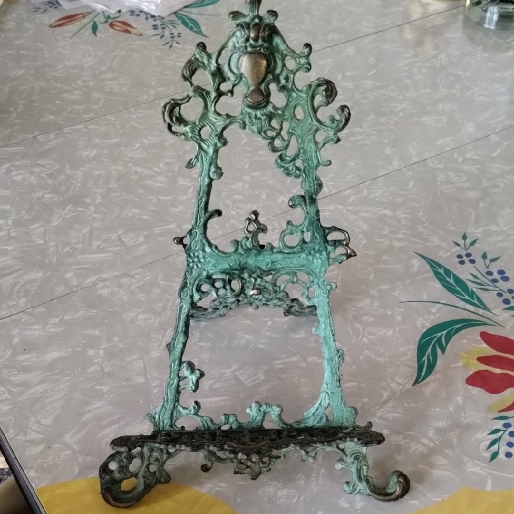Ornate Green Metal Picture Display Stand